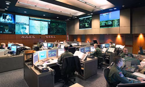 Hoạt động từ tháng 4/1966, khu phức hợp quân sự Núi Cheyenne còn được biết đến với tên gọi căn cứ không quân Cheyenne, nơi thu thập thông tin từ vệ tinh, cùng các cảm biến đặt trên mặt đất và truyền dữ liệu về Bộ Chỉ huy phòng thủ không gian Bắc Mỹ (NORAD), Bộ Tư lệnh Bắc Mỹ (NORTHCOM) và Bộ Chỉ huy chiến lược Mỹ (STRATCOM).