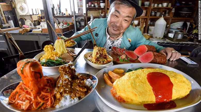 Nhật Bản là "kinh đô" đồ ăn giả nổi tiếng thế giới. Những món đồ ăn bằng nhựa do Takizo Iwasaki phát minh từ đầu thế kỷ 20. Chúng được sử dụng để làm đồ mẫu trong các nhà hàng, quán ăn. Đồ ăn giả hiện được làm bằng nhựa và xuất hiện rất nhiều quốc gia trên thế giới.