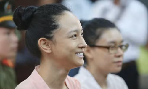 Về số tiền 16,5 tỷ đồng cáo buộc Hoa hậu Phương Nga lừa đảo ông Cao Toàn Mỹ, song tại tòa cả 2 bị cáo đều khẳng định đây là tiền ông Mỹ cho Nga. Đồng thời lời khai của ông Mỹ không nhất quán, nhiều chứng cứ khác cũng thể hiện có mâu thuẫn. (ảnh: zing.vn)