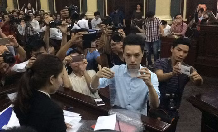 Bà Hồ Mai Phương (mẹ Phương Nga - ảnh trên) và Lữ Minh Nghĩa lên ký niêm trong các tài liệu chứng cứ đã cung cấp cho tòa (Ảnh: Vietnamnet)