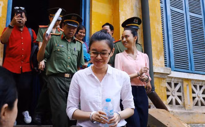 Chủ tọa công bố quyết định thay đổi biện pháp ngăn chặn các bị cáo Phương Nga và Thùy Dung từ tạm giam sang cho tại ngoại. Cùng với quyết định này, chủ tọa phiên tòa cũng công bố quyết định cấm đi khỏi nơi cư trú và cấm xuất cảnh với các bị cáo này. Trong ảnh: Hai bị cáo được tại ngoại để điều tra (ảnh: soha.vn)