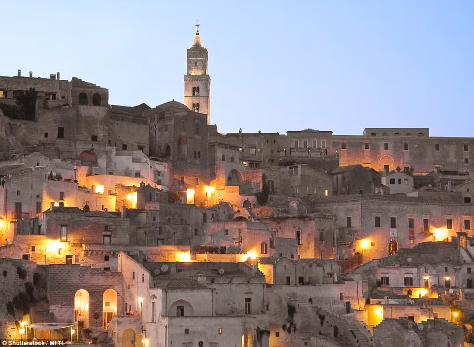 Matera là một thị trấn của Italy xây trên những tảng đá ở vùng xa xôi phía nam Basilicata. Đây là nơi duy nhất trên thế giới mà người dân tự hào là mình vẫn đang sống trong cùng một ngôi nhà với tổ tiên từ 9.000 năm trước.