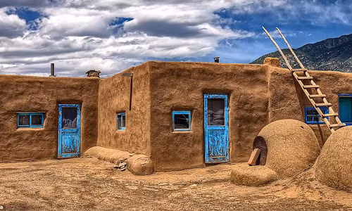Nằm trên đỉnh vách đá ở New Mexico là Acoma Pueblo. Nơi đây được coi là khu định cư lâu đời nhất ở vùng Bắc Mỹ. Acoma Pueblo thuộc về người Acoma từ năm 1150. Cho đến nay, nơi đây chỉ còn có khoảng 50 cư dân sinh sống, không điện, nước và không hệ thống nước thải nào trong khu vực này.