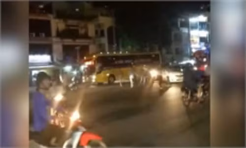 GrabBike va xe om hon chien, canh sat no sung tran ap