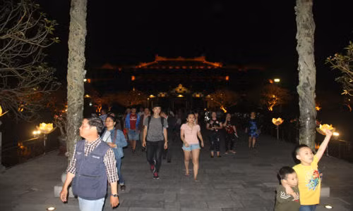 Cam an mac ho hang, phan cam khi tham quan di tich Hue