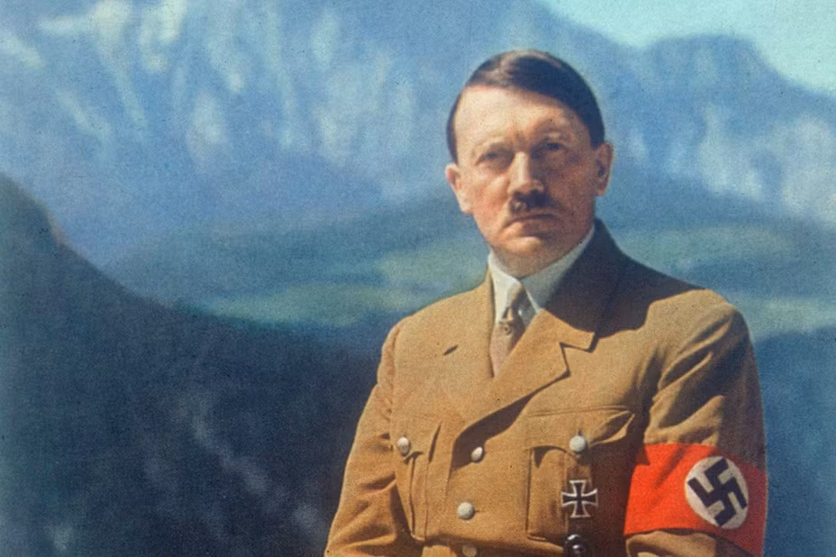 Trùm phát xít Adolf Hitler là nhà lãnh đạo độc tài gây ra thảm họa diệt chủng Holocaust tàn khốc, khiến khoảng 6 - 11 triệu người thiệt mạng. Không những vậy, Hitler còn gây ra hàng loạt tội ác kinh hoàng trong Chiến tranh thế giới 2 - cuộc chiến cướp đi sinh mạng của khoảng 85 triệu người.