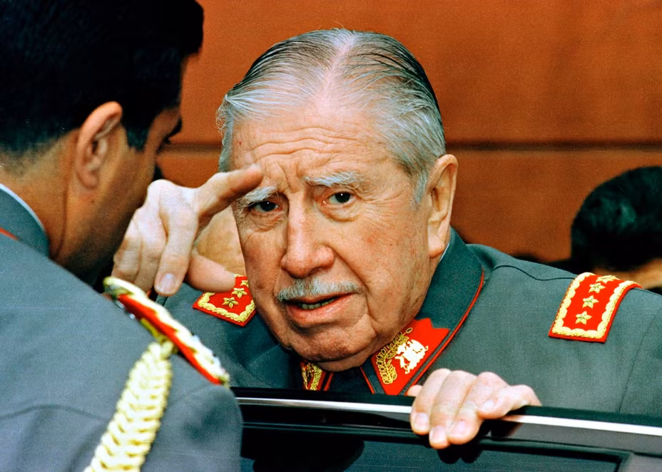 Augusto Pinochet là nhà độc tài khét tiếng ở Chile. Vào năm 1973, ông này đã lãnh đạo một cuộc đảo chính và tự bổ nhiệm làm Tổng thống Chile từ năm 1974. Trong 16 năm nắm quyền, Pinochet đã sát hại 3.000 người dân cũng như tra tấn, bỏ tù nhiều người khác ở Chile.