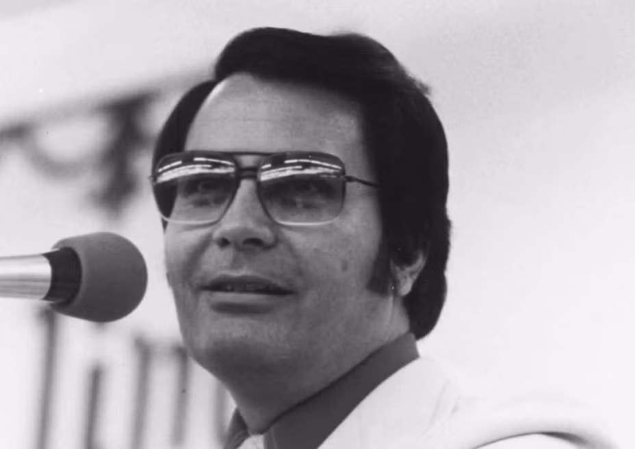 Jim Jones là giáo chủ đồng thời là người sáng lập giáo phái bệnh hoạn People’s Temple. Y được biết đến rộng rãi với việc gây ra vụ tự sát tập thể ở Jonestown vào năm 1978, trong đó có việc đầu độc hơn 300 trẻ em.