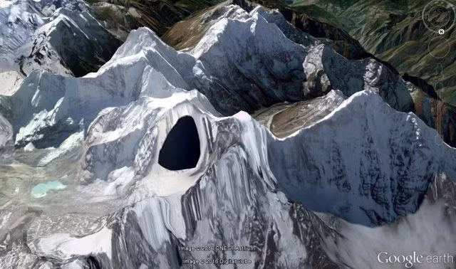 Chính vì vậy, nhiều người đặt ra nghi vấn phần Đèo Tuyết bị hiển thị bôi đen trên Google Earth là căn cứ UFO hay căn cứ quân sự bí mật hoặc là cơ sở kỹ thuật bí ẩn.