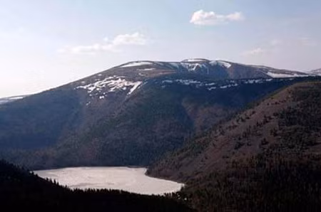 Sau nhiều năm nghiên cứu, giới chuyên gia cho rằng, vùng núi Khentii phía đông bắc Mông Cổ (gần biên giới Nga) rất có khả năng là nơi an nghỉ của Thành Cát Tư Hãn. Nguyên nhân được họ đưa ra là ngọn núi Khentii chính là khu vực sinh sống của các bộ lạc trung thành với Thành Cát Tư Hãn.