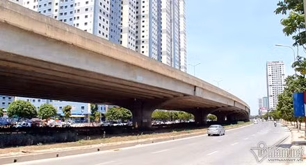 Đường Nguyễn Xiển vắng tanh trưa nay do nắng nóng cộng với hiệu ứng đô thị.