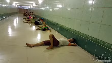 Dưới hầm, thỉnh thoảng có người đi bộ qua lại nhưng so với những ồn ào và nắng nóng ở trên mặt đất thì đây là địa điểm lý tưởng.