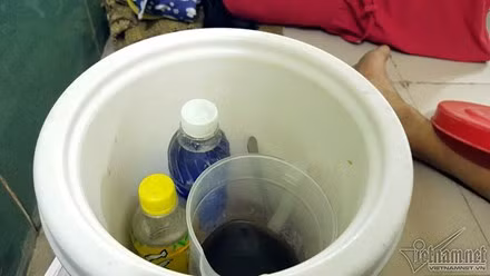 Mang theo nước giải khát xuống hầm.