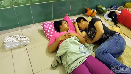 Giấc ngủ trưa quý giá giúp đôi vợ chồng công nhân có sức làm việc ngày nắng nóng.