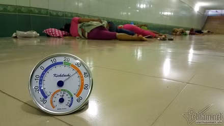 Anh Hồng cho biết thêm: "Hàng ngày từ 11h trưa là mọi người kéo đến đây trú đến 15h. Có lúc đến vài chục người cùng ở trong hầm, tất cả họ đều là lao động xa quê. Đây có lẽ là nơi mát nhất ở Hà Nội mà tôi có thể tìm được". Trong ảnh: Dưới hầm chỉ 34 độ, thấp hơn 20 độ so với trên đường.