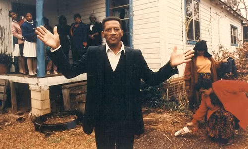 Walter McMillian là một trong những trường hợp bị kết án oan nổi tiếng thế giới. Vào năm 1996, McMillian bị bắt giữ vì tội giết Rhonda Morrison. Khi bị bắt giữ, McMillian khai rằng khi xảy ra vụ án mạng đang ở nhà thờ. Hàng chục nhân chứng đã làm chứng cho lời khai về bằng chứng ngoại phạm của McMillian.