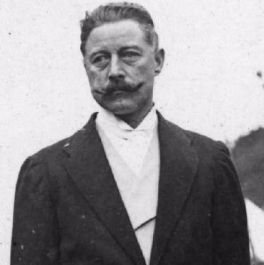 Ông Cosmo Duff-Gordon cùng vợ có mặt trên tàu Titanic bị cáo buộc hối lộ tiền bạc cho các thuyền viên để chèo thuyền đi nhanh hơn thay vì cố gắng cứu thêm những người khác.