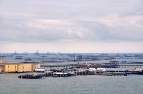 Thành phố Neft Dashlari là nơi định cư của hơn 1.000 người dân. Có thời điểm, địa điểm đặc biệt này có khoảng 5.000 người sinh sống. Đây cũng là thành phố ngoài khơi lớn và lâu đời nhất thế giới, xây dựng vào năm 1949 sau khi các kỹ sư tìm thấy nguồn tài nguyên dầu khổng lồ ở độ sâu 1.000m dưới đáy biển.