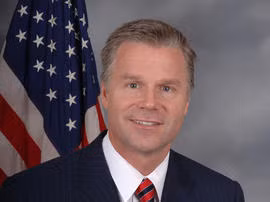 Vụ rò rỉ email của nghị sĩ Christopher Lee. Đầu năm 2011, nghị sĩ Đảng Cộng hòa Christopher Lee từ chức sau bê bối rò rỉ email cá nhân. Cụ thể, trang tin Gawker đã đăng tải công khai những email nghị sĩ Christopher gửi cho một người phụ nữ trên trang web quảng cáo Craigslist.