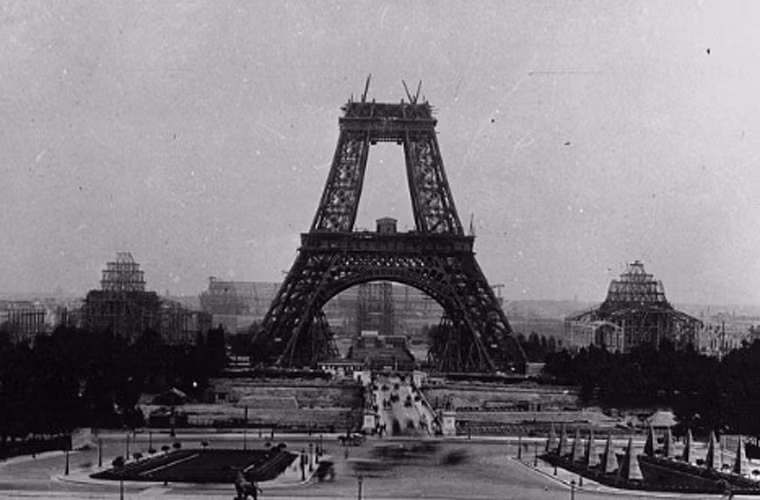 Tháp Eiffel - biểu tượng của thành phố Paris, Pháp trong quá trình thi công năm 1887.