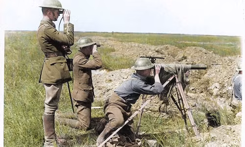 Ba binh sĩ Pháp làm nhiệm vụ quan sát "nhất cử nhất động" của quân địch trên chiến trường năm 1918.