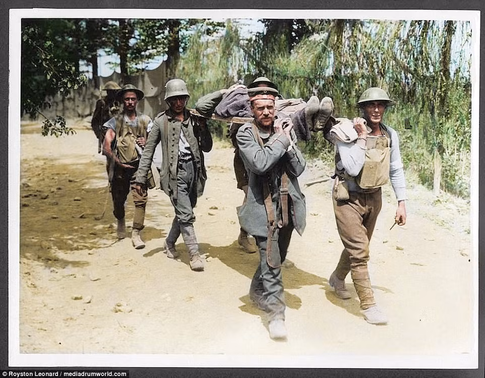  Chiến tranh thế giới 1 là một trong những cuộc chiến đẫm máu nhất lịch sử nhân loại với hàng triệu người thương vong. Bức ảnh này được chụp tại Messines, Bỉ năm 1917.