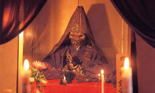 Các nhà sư còn tự nhốt mình trong một ngôi mộ bằng đá chỉ lớn hơn cơ thể một chút và đi sâu vào trạng thái thiền định, trong tư thế ngồi thiền "hoa sen" cho đến khi qua đời.