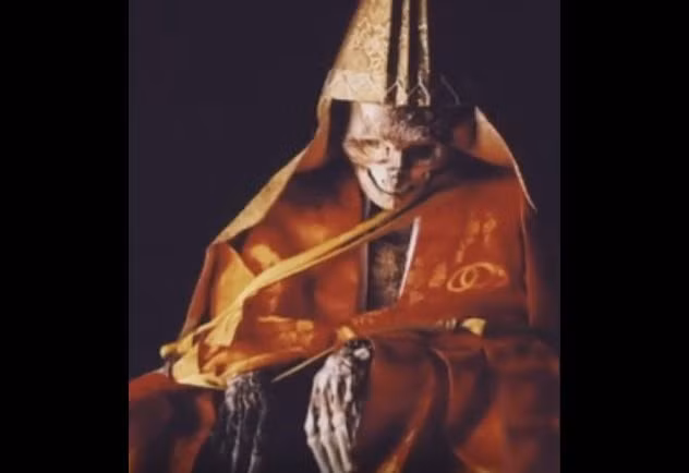 Chính vì vậy, khi các chuyên gia khai quật được thi hài nhà sư Kukai thì phát hiện nhà sư này giống như một người đang ngủ, làn da không thay đổi và tóc mọc dài ra.