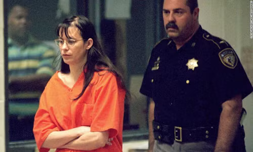 Andrea Yates là một trong số những người mẹ trầm cảm sau sinh giết con gây rúng động dư luận. Vào ngày 20/6/2001, bà Yates sống ở ngoại ô Houston (Mỹ), đã gọi điện cho chồng và cảnh sát nói rằng bản thân đã dìm chết 5 người con từ 6 tháng đến 7 tuổi.