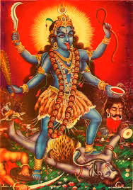 Thần bóng tối Kali được miêu tả có tính cách thất thường, đeo một chuỗi vòng cổ xâu toàn đầu lâu, thắt lưng là những cánh tay, hoa tai là thi hài trẻ em và vòng tay là rắn hổ mang. Vị thần này đã tiêu diệt con người và quỷ dữ trước khi uống máu họ rồi nhảy múa điên cuồng.