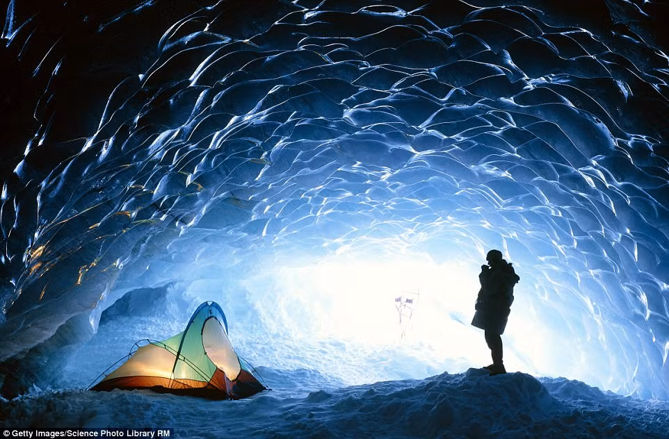 Hòn đảo băng Pemberton ở British Columbia là nơi có nhiều hang động đóng băng và là địa điểm tuyệt đẹp để cắm trại. Sông băng Appa là một trong những điểm đến tuyệt vời được nhiều du khách lựa chọn.