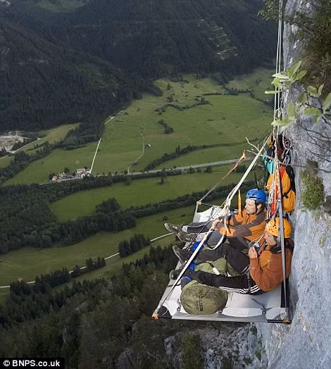 Du khách có thể trải nghiệm nằm trong trại được dựng ngay tại vách đá ở dãy núi Alps của Đức.