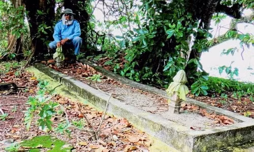 Năm 2016, nhà sử học Mohd Fuad Khusari M Said tuyên bố tìm thấy bộ xương được cho là của người đàn ông với chiều cao bất thường trong hang động ở Pulau Upeh, Malaysia. Bộ hài cốt này khiến nhiều người hoài nghi là của người khổng lồ.