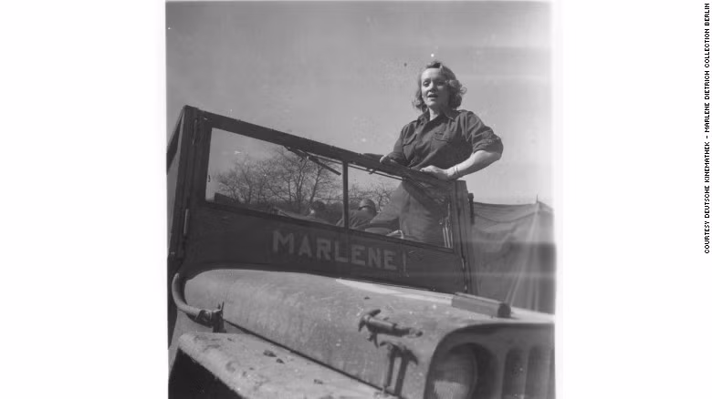 Trong thời gian từ năm 1923 - 1929, Dietrich đã tham gia 18 bộ phim nhưng đều là những vai phụ không mấy tên tuổi. Mãi cho đến năm 1929 khi cô gặp đạo diễn Hollywood John Gilbert, sự nghiệp diễn xuất của cô đào này có sự chuyển hướng đáng kinh ngạc.