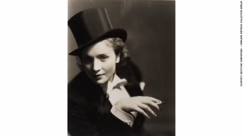 Sinh năm 1901 tại một thị trấn nhỏ ở ngoại ô Berlin (Đức), nữ diễn viên Marlene Dietrich có sở thích âm nhạc và mơ ước trở thành một nghệ sỹ violon chuyên nghiệp của dàn nhạc Berlin. Ít ai có thể ngờ rằng, sau này, cô đã lên kế hoạch mưu sát Hitler vô cùng táo bạo.