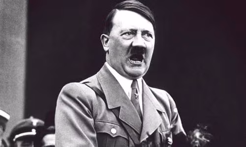Cũng trong khoảng thời gian đó, Dietrich đã bàn với người tình Douglas Fairbanks kế hoạch ám sát Hitler khi trùm phát xít ở trên giường. Nữ diễn viên này cho rằng, trùm phát xít Hitler yêu thầm mình nên dự định sẽ giả vờ đáp lại tình cảm của nhà độc tài này. Sau đó, cô sẽ lợi dụng cơ hội ở một mình với Hitler để ám sát trùm phát xít Đức. Để kế hoạch mưu sát Hitler thành công, cô sẽ chuẩn bị kẹp tóc có độc.