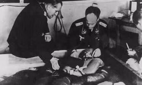 Thí nghiệm đóng băng. Quân đội Đức đã không chuẩn bị cho việc chống chọi lại thời tiết lạnh giá mà họ phải đối mặt trên mặt trận phía Đông. Chính vì vậy, hàng ngàn binh lính Đức tử vong vì điều đó. Trước tình hình này, tiến sĩ Sigmund Rascher tiến hành các thí nghiệm tại các trại tập trung Birkenau, Auschwitz và Dachau để xác định hai vấn đề: thời gian tối đa để cơ thể bị hạ nhiệt dẫn tới tử vong và phương pháp cứu sống những người đã bị tê liệt vì lạnh giá.