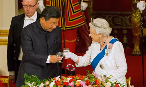 Khi Chủ tịch Trung Quốc Tập Cận Bình có chuyến thăm chính thức tới Vương quốc Anh năm 2015, phu nhân Bành Lệ Viện đã tặng Nữ hoàng Elizabeth II hai album nhạc dân ca Trung Quốc do bà trình bày.