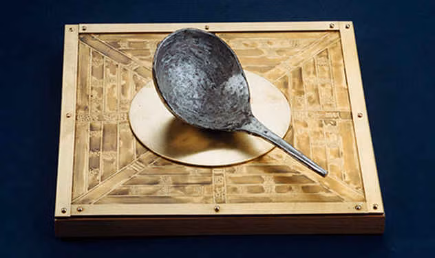 La bàn được người Trung Quốc phát minh từ thời nhà Hán. Khi ấy, la bàn có hình dáng một cái muỗng cắt ra từ một miếng nam châm thiên nhiên và được đặt trên một cái đế bằng đồng đã được mài láng để giảm ma sát.