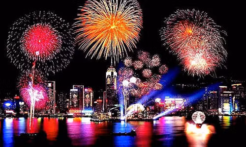 Thuốc súng là một trong những phát minh nổi tiếng nhất của Trung Quốc. Vào khoảng năm 300 sau công nguyên, người Trung Quốc vô tình sáng chế ra thuốc nổ từ diêm tiêu và lưu huỳnh. Về sau, nó được dùng làm pháo bông, pháo hoa...