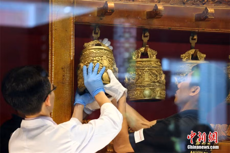 Những chiếc chuông đồng được nhân viên bảo tàng sắp xếp khoa học để công chúng chiêm ngưỡng một cách tốt nhất.