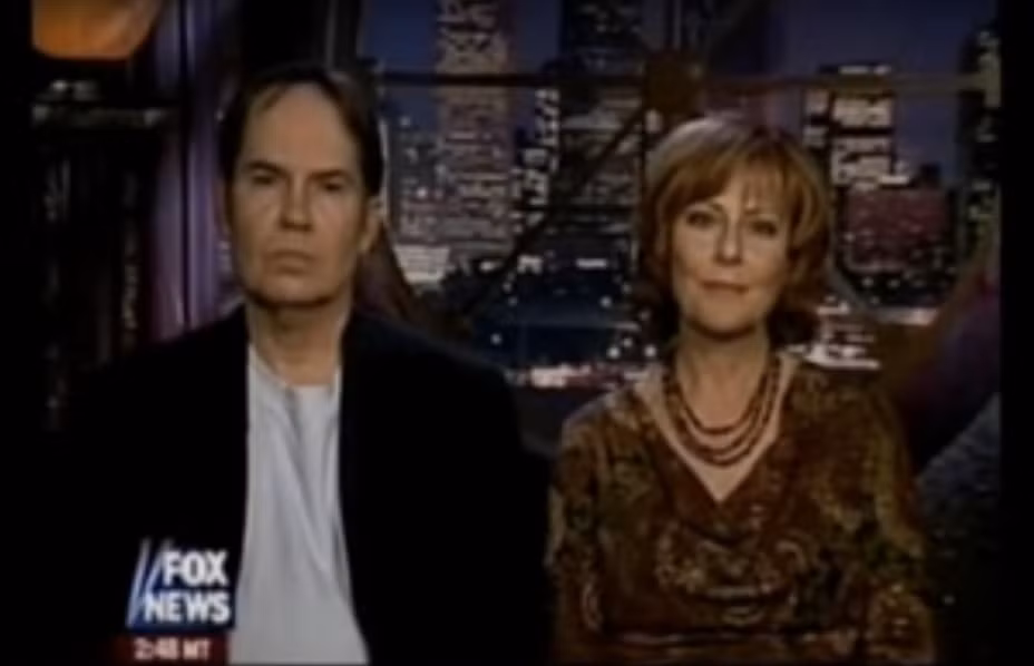 Năm 2005, vợ chồng Clayton Lee và Donna Lee cho hay họ bị người ngoài hành tinh bắt cóc nhiều lần. Clayton Lee tiết lộ bản thân bị người ngoài hành tinh bắt cóc lần đầu từ khi còn nhỏ. Anh được đưa lên trên trời cao trước khi được đưa trở về mặt đất. Trong khi đó, bà Donna chia sẻ bị người ngoài hành tinh bắt cóc và mất đứa con trong bụng.