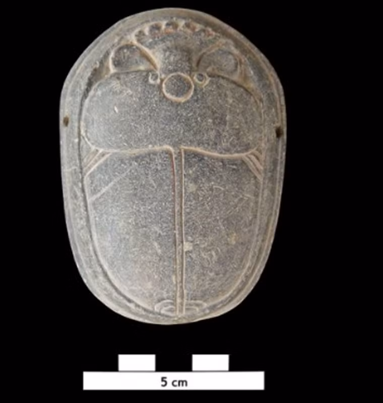 Lá bùa hình bọ hung của người Ai Cập được tìm thấy tại nơi chôn cất Khnummose. Người Ai Cập tin rằng, bọ hung tượng trưng cho sự trường thọ cũng như mang trong mình sức mạnh biến hình.