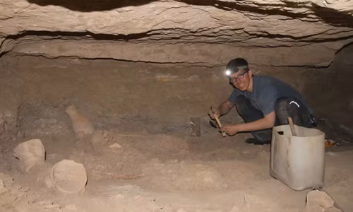 Ngoài những bộ hài cốt người lớn, các chuyên gia còn tìm thấy 2 bộ hài cốt trẻ em cùng với những món đồ gốm, nhẫn vàng.