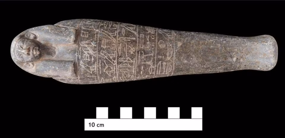 Bên cạnh các bộ thi hài trên, nhóm khảo cổ còn phát hiện nhiều hiện vật giá trị như tượng shabti làm từ đá vôi trong mộ cổ trên.