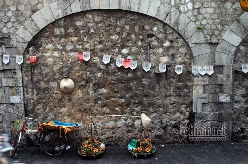 Nhiều người dân sống xung quanh phố Gầm Cầu ủng hộ việc đục thông vòm cầu, nhưng họ cũng lo ngại tệ nạn, mất trật tự lại xuất hiện như nhiều năm trước.