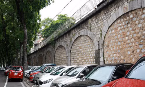 Dọc các vòm cầu trên phố Phùng Hưng đang được trưng dụng làm bãi đỗ xe.
