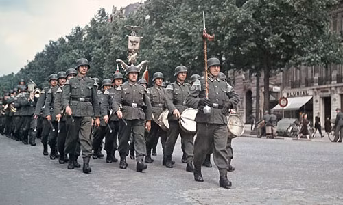Binh sĩ quân đội Đức quốc xã diễu hành trên đường phố Paris, Pháp ngày 14/6/1940.