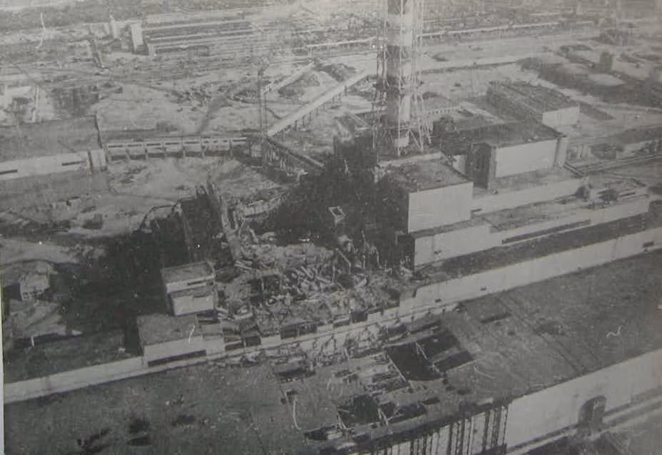 Vụ nổ lò phản ứng số 4 ở nhà máy điện Chernobyl đã phá hủy nhiều công trình, tòa nhà lân cận.