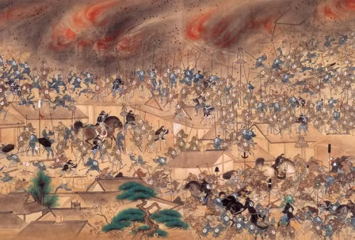 Khi thầy tu đang đốt bộ kimono thì một cơn gió mạnh từ phía tây bắc thổi qua khiến ngôi chùa bùng cháy dữ dội. Ngọn lửa sau đó nhanh chóng lan ra các khu vực lân cận. Khi ấy, lực lượng cứu hỏa của Tokugawa Ieyasu không thể nhanh chóng dập tắt vụ hỏa hoạn.